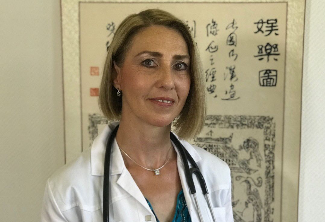 Dr. sabine Wagner mit Stethoskop